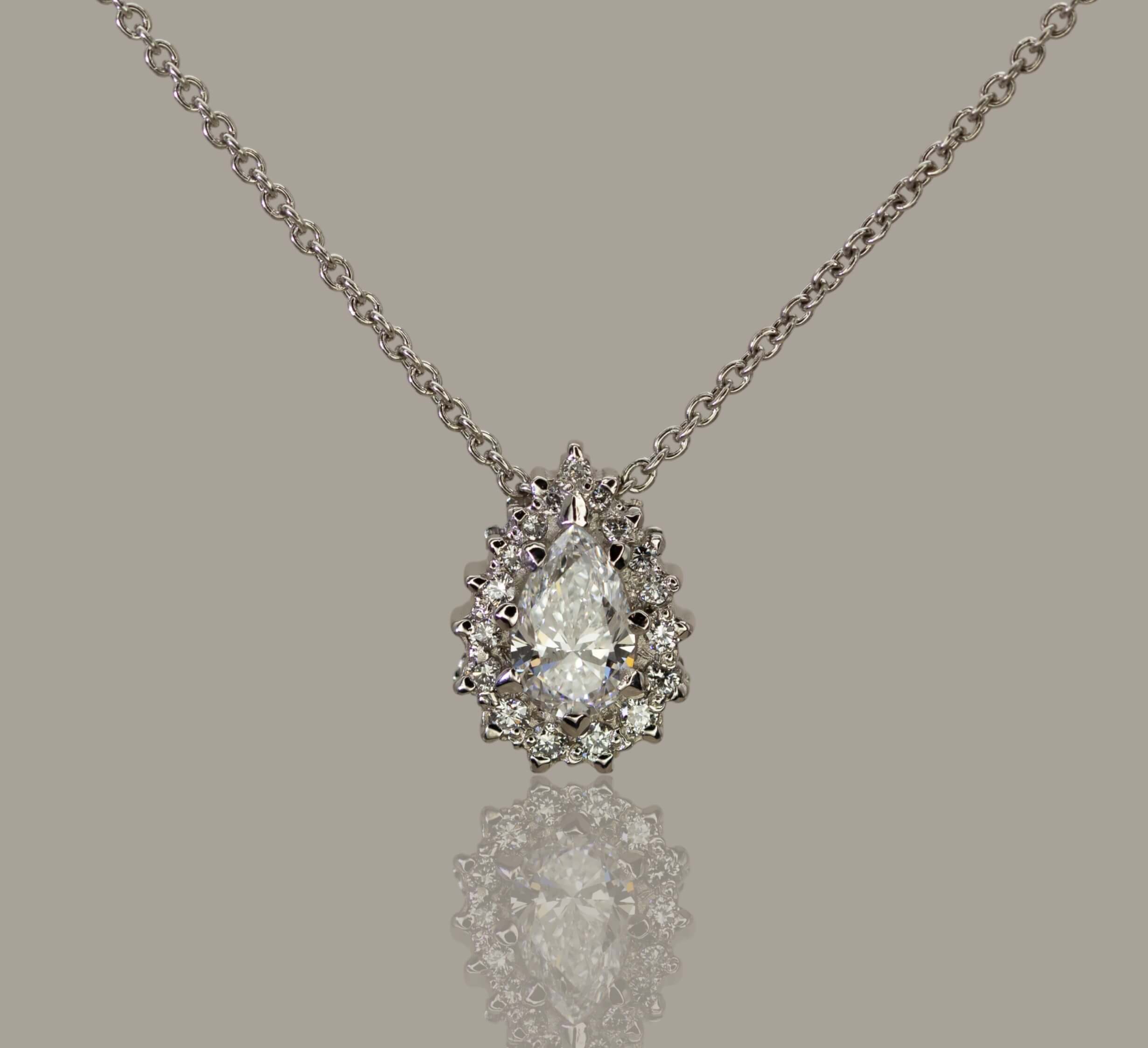 Pear diamond pendant surrounded by a halo of diamonds (Platinum)