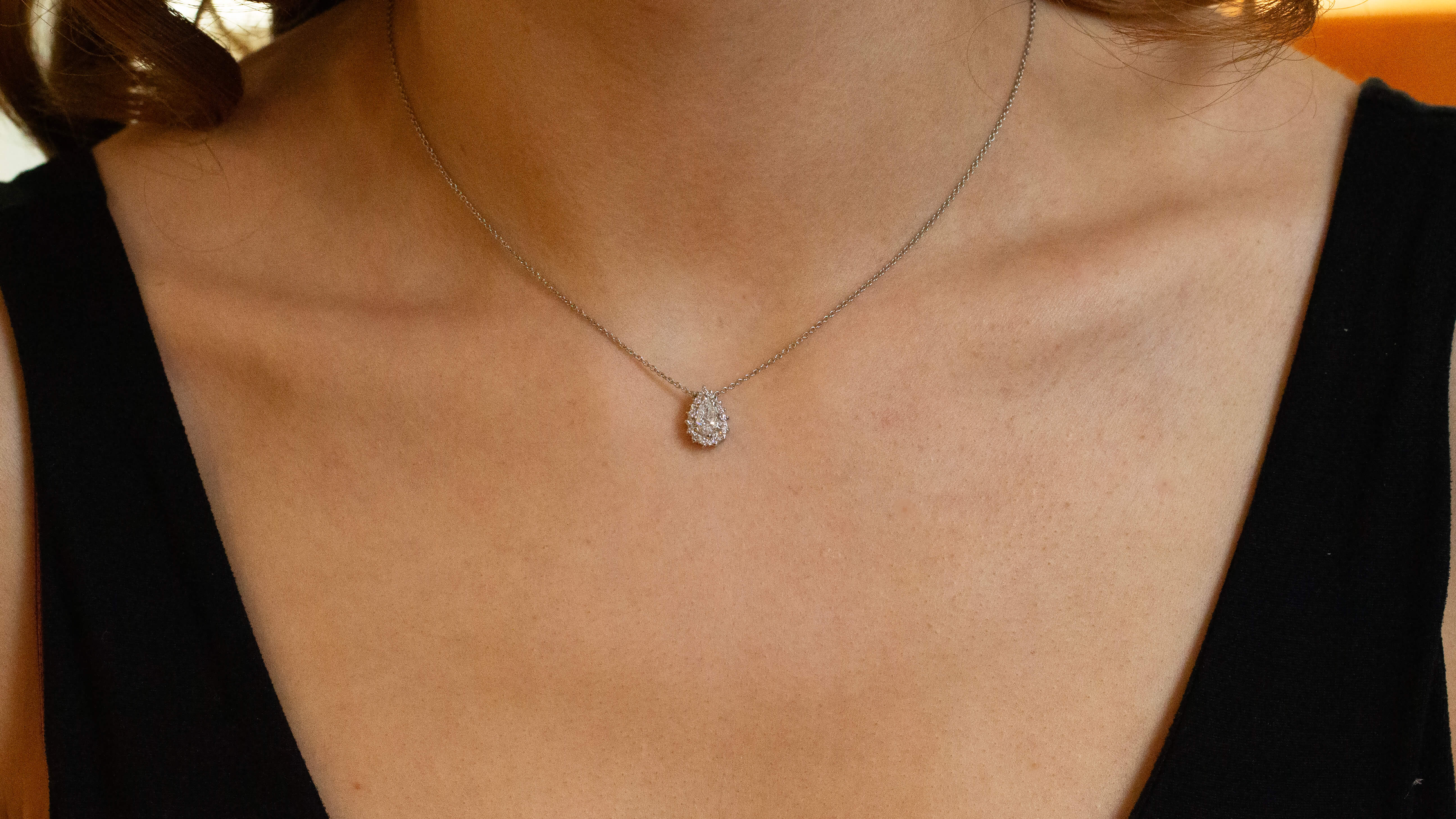 Pear diamond pendant surrounded by a halo of diamonds (Platinum)