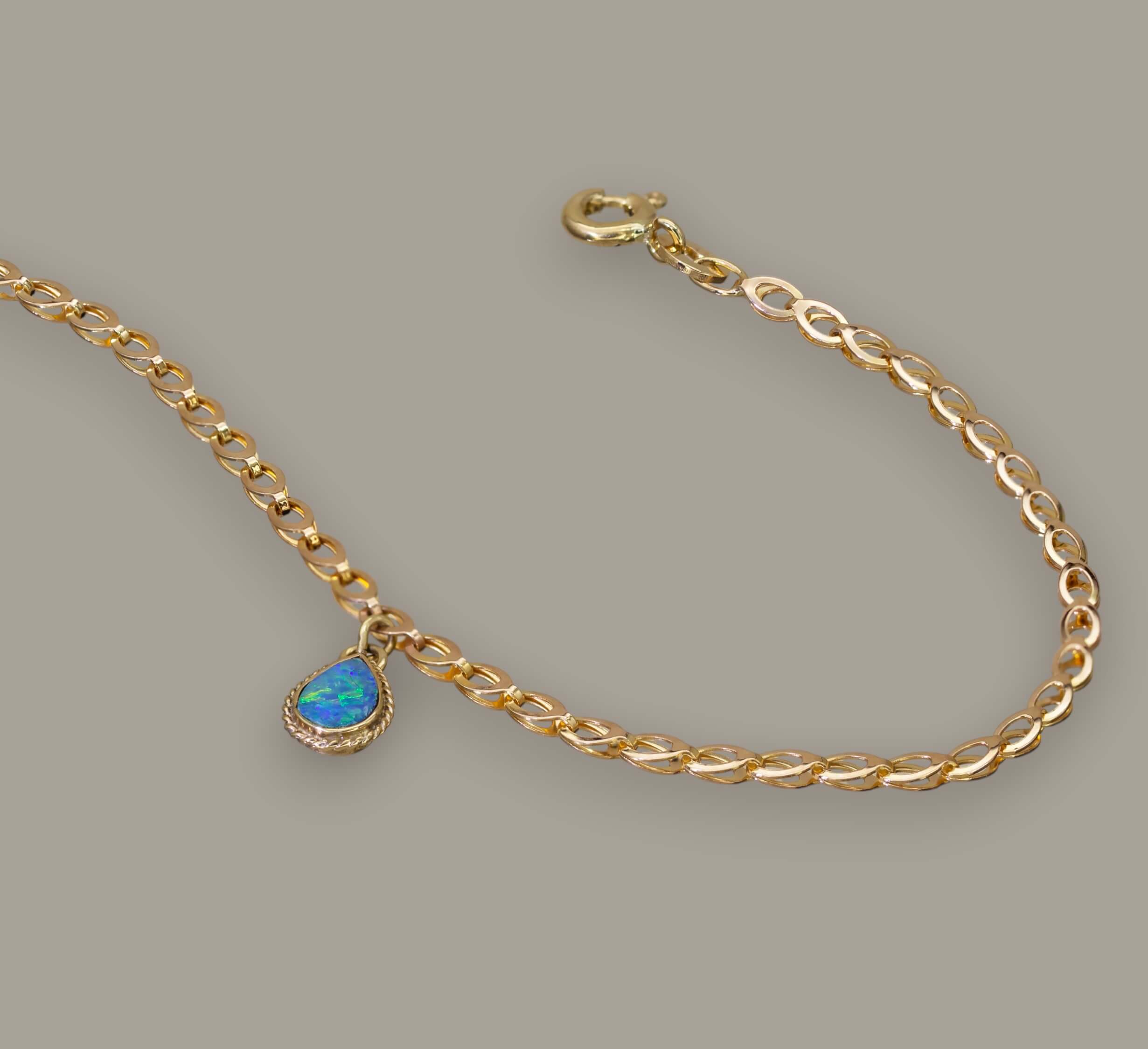 Pear shaped Australian opal bracelet (9ct Yellow)