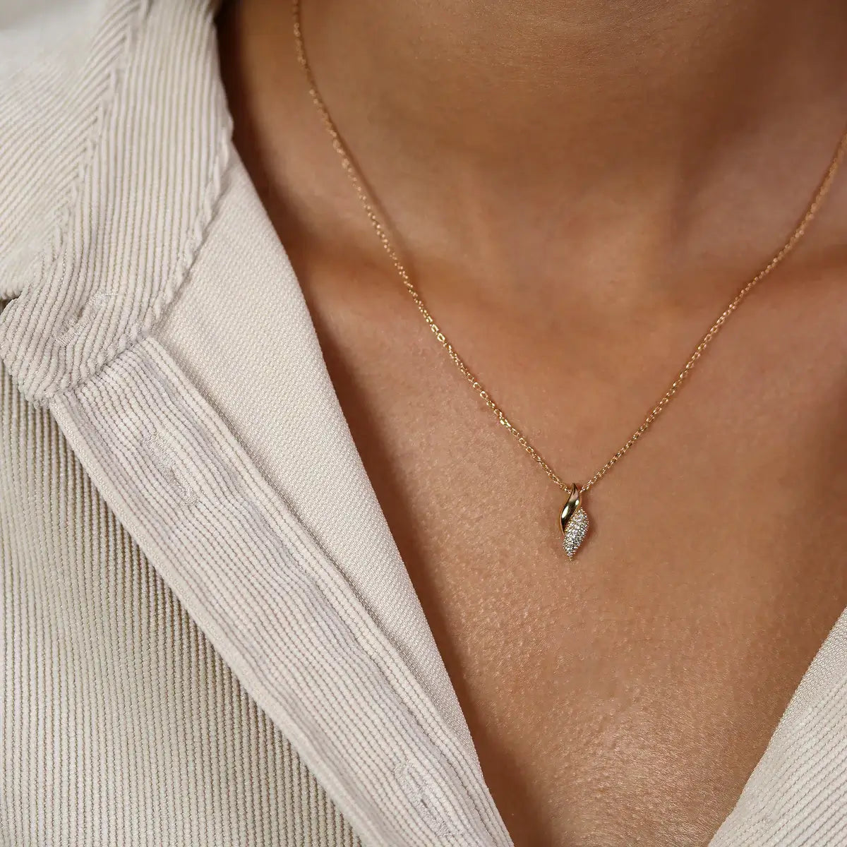 Soft Twisted Pendant Stone-Set